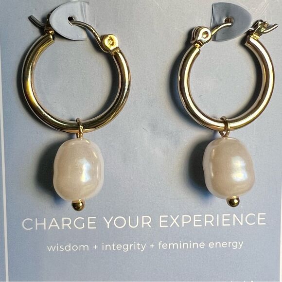 NEW 🔥 Removable Pearl Huggie Earrings 🔥 - Picture 4 of 5